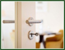 Detail-T�r oL Wohnen in Hoheluft-Ost - Sonnige 2,5 Zimmerwohnung mit Balkon und Tiefgarage
